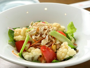 人気の『エニシサラダ』には、地元・入善の新鮮野菜を使用