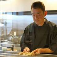 東京からIターンを果たし、開業を迎えた勝田さん。この間、人と人のつながり・結びつきを強く感じ、店名を【縁】に決めたのだとか。訪れるゲストをあたたかく迎え、細やかな心配りを忘れることはありません。