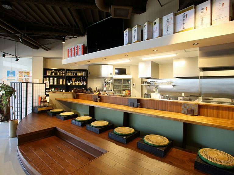 足を伸ばしてゆったりと。おひとり様にも人気のカウンター席