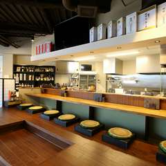 足を伸ばしてゆったりと。おひとり様にも人気のカウンター席