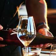 「能登牛とIWAが創り上げてきた歴史を感じて欲しい」と語るオーナーシェフ道淵氏。元ドン・ペリニヨン醸造家が2020年に立ち上げた日本酒ブランドが「IWA」です。能登牛とIWAのペアリングを【登るや】で。