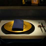 コースは「能登牛」の紹介映像からスタートします。能登牛は、肉だけでは無くほかの食材の美味しさを際立たせる“脂”を持っています。それが能登牛の“可能性”でもあります。その可能性を表現したコースです。