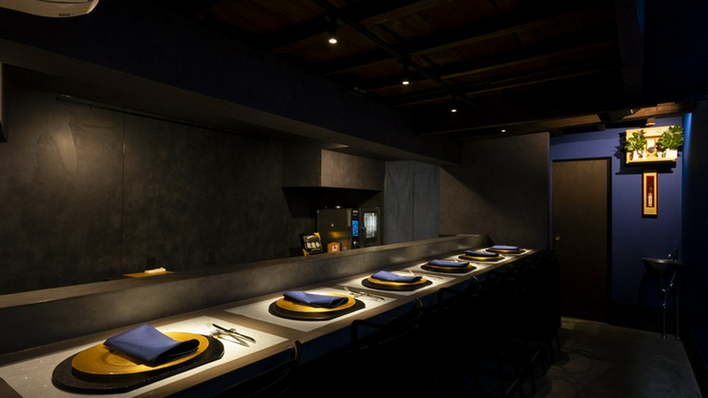 カウンターのみ6席。シックでモダン、品格と気高さが漂う空間