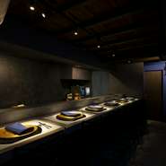 店内はカウンターのみ6席が用意されています。シックでモダン、品格と気高さが漂う空間になっています。オープンキッチンを擁する店内はライブ感と洗練が共存し、五感すべてで楽しめる設えです。