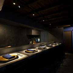 カウンターのみ6席。シックでモダン、品格と気高さが漂う空間