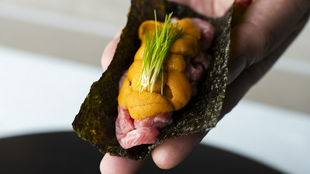 口の中で広がる贅沢な味わい。ランプ肉と新鮮な北海道産雲丹のユッケ巻き『能登牛らんぷ　雲丹　海苔』