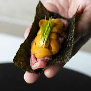 ランプは、独特の風味と柔らかさが特徴で、1頭の牛からわずかな量しかとれない大変希少な部位。柔らかい肉質で旨味の強い牛ランプ肉に、新鮮な北海道産雲丹を乗せたユッケ巻きです。