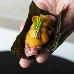 口の中で広がる贅沢な味わい。ランプ肉と新鮮な北海道産雲丹のユッケ巻き『能登牛らんぷ　雲丹　海苔』
