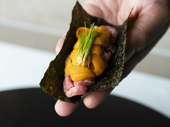 口の中で広がる贅沢な味わい。ランプ肉と新鮮な北海道産雲丹のユッケ巻き『能登牛らんぷ　雲丹　海苔』