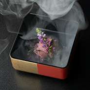 立ちこめるスモークと共に姿を見せるのは、厳選した能登牛の牛タン。コースでは中盤に「重物」として提供されます。SNS映え必至、圧巻の演出で、その場の空気を一変させるような存在感を放ちます。