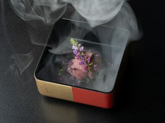 SNS映え必至、圧巻の演出！その場の空気を一変させるような存在感『能登牛たん 玉手箱』