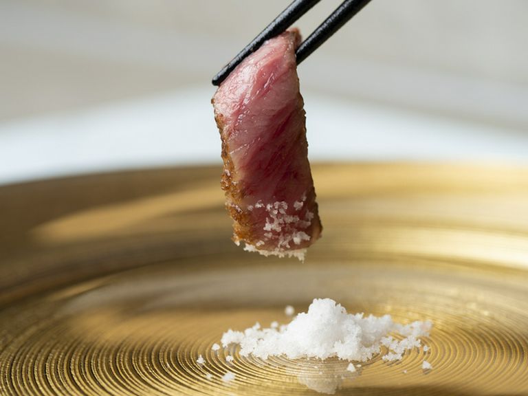 能登牛の良さを最大限。5時間かけて炭火で焼き上げた炭火焼ステーキ『能登牛らむしん 5時間　炭火』