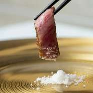 ラム芯は、きめ細やかで柔らかい赤身。脂控えめなのに旨みがしっかり味わえる、上品な希少部位です。能登牛の良さを最大限引き出すために、5時間かけて炭火で焼き上げた炭火焼ステーキです。
