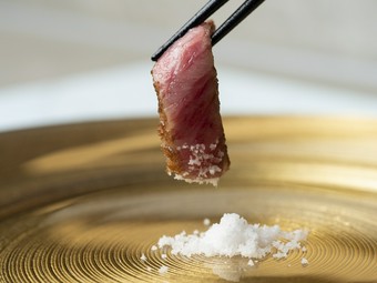 能登牛の良さを最大限。5時間かけて炭火で焼き上げた炭火焼ステーキ『能登牛らむしん 5時間　炭火』