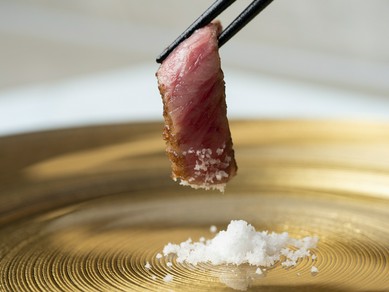 能登牛の良さを最大限。5時間かけて炭火で焼き上げた炭火焼ステーキ『能登牛らむしん 5時間　炭火』