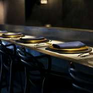 築50年以上の古民家をリノベーションした【登るや】は、カウンターのみ6席。伝統と革新が融合する金沢という街を反映した、古さと新しさが交差する空間です。どこか懐かしさも感じる店内でゆったりくつろげます。