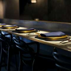 カウンターのみ6席。古さと新しさが交差するくつろぎ空間に