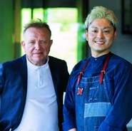 富山県を拠点として日本酒づくりに取り組むフランス人リシャール・ジョフロワ氏。そのジョフロワ氏が2020年に立ち上げた日本酒ブランド「IWA」。【登るや】は、IWAの取扱店です。