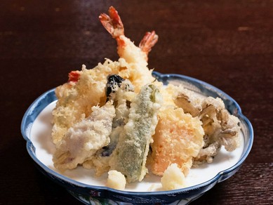 バリエーション豊富な料理を囲む