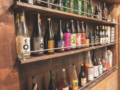 お酒と料理を楽しんで