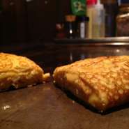 目の前でスタッフが焼いてくれるふわふわなたまご焼きは人気メニュー。追加でトッピングもできるのでその日の気分で変えてみては？