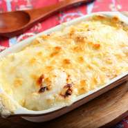 ホワイトソースに隠し味のみそが効いてお餅も出てきます。