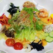 たっぷりの野菜に海藻やマリネなど盛合せました。
ポン酢風味の自家製ドレッシングで。