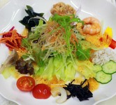 たっぷりの野菜に海藻やマリネなど盛合せました。
ポン酢風味の自家製ドレッシングで。