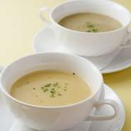 ごぼう、⼈参、⽟葱、夏季限定のフレッシュコーンのスープなど⽇替わりでご⽤意しております。