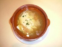 半熟玉子とチーズ入りのスペインのガーリックスープです。「アホ」とはスペイン語でニンニクのことです。