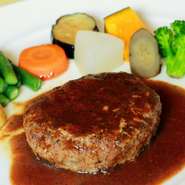 洋食の定番、デミグラスソースのハンバーグです。