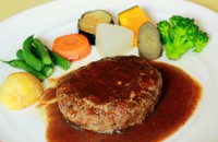 洋食の定番、デミグラスソースのハンバーグです。
