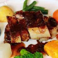 豚ロースのソテーを赤ワインと生姜をきかせたデミグラスソースで。