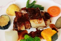 豚ロースのソテーを赤ワインと生姜をきかせたデミグラスソースで。