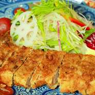 肉質が良く味わいのある庄内三元豚に梅、しそ、鰹節を混ぜたオリジナル梅肉をぬって揚げた人気のとんかつです。