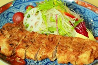 肉質が良く味わいのある庄内三元豚に梅、しそ、鰹節を混ぜたオリジナル梅肉をぬって揚げた人気のとんかつです。