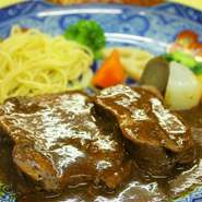 牛タンをデミグラスソースでじっくり煮込んだシチューです。