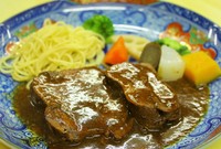 牛タンをデミグラスソースでじっくり煮込んだシチューです。