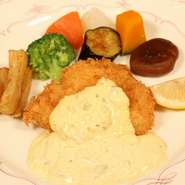 柔らかい白身魚のフライをレモンと自家製タルタルソースたっぷりでどうぞ。
































