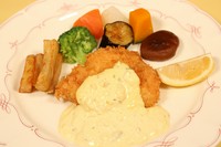 柔らかい白身魚のフライをレモンと自家製タルタルソースたっぷりでどうぞ。
































