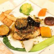 柔らかい白身魚のムニエルをエキストラヴァージンオリーブオイル、トマト、ガーリック、アンチョビとハーブのソースで。