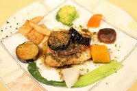 柔らかい白身魚のムニエルをエキストラヴァージンオリーブオイル、トマト、ガーリック、アンチョビとハーブのソースで。