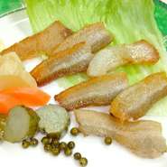 塩豚バラ肉を白ワインでじっくり焼き上げて薄くスライスしました。グリーンペッパーと自家製ピクルスと共にどうそ。