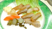 塩豚バラ肉を白ワインでじっくり焼き上げて薄くスライスしました。グリーンペッパーと自家製ピクルスと共にどうそ。