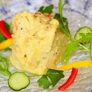 カレーの風味の開花亭オリジナルのポテトサラダです。