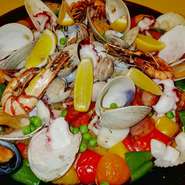 パエリアは２人前より単品でのご注文もご予約にて承ります（1人前2200円）