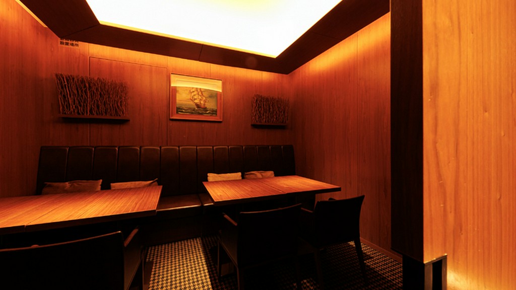 2階には、周囲を気にせず落ち着いて食事を楽しめる個室を完備