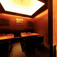 2階には、周囲を気にせず落ち着いて食事を楽しめる個室を完備