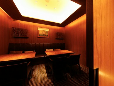 2階には、周囲を気にせず落ち着いて食事を楽しめる個室を完備