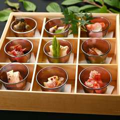 整然と仕切られている箱の中に並ぶ、機知に富んだ味わい『旬の玉手箱 匠膳』